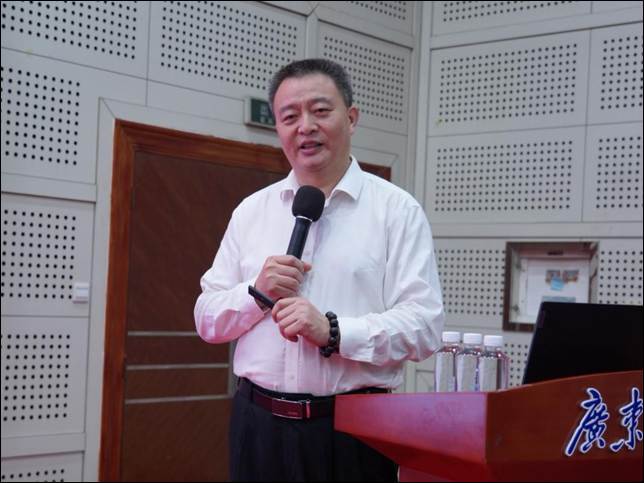 穿着粉色衣服的人 AI 生成的内容可能不正确。